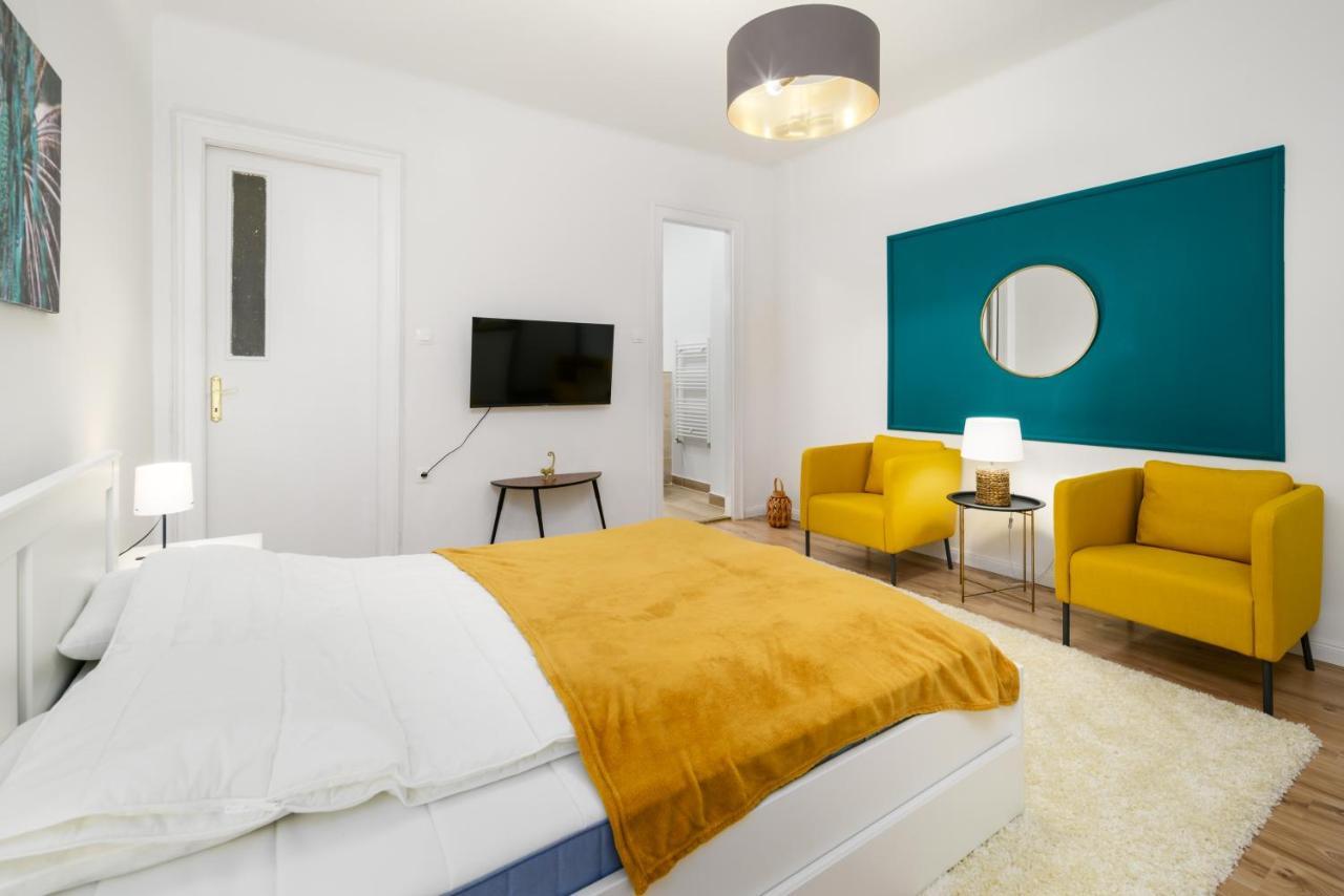 Stylish Spot By The River Danube — Fotók 3